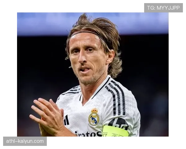 终场哨响，克罗地亚老将莫德里奇跪地掩面：皇马争冠希望渺茫